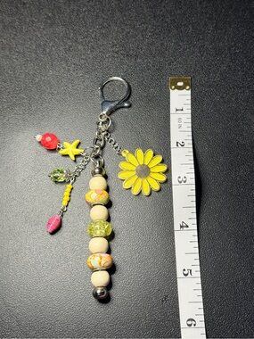 ✨Hand Crafted✨Yellow Daisy Beaded Bag Charm